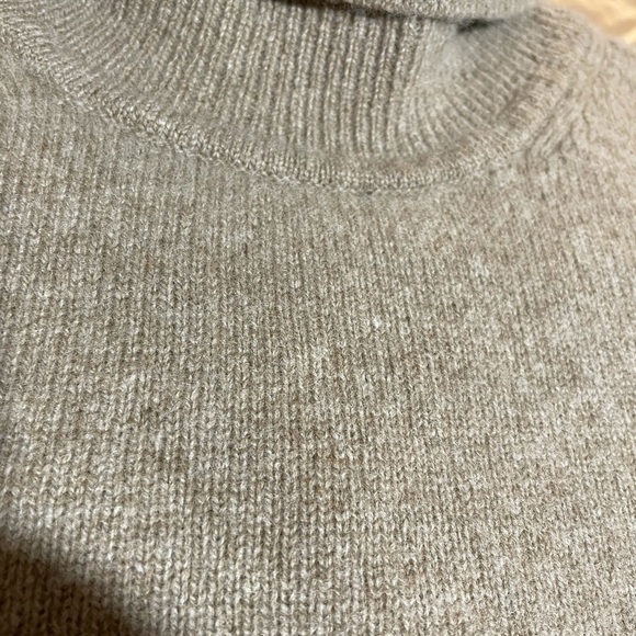 Uniqlo 100% Wool turtleneck - Picture 6 of 10